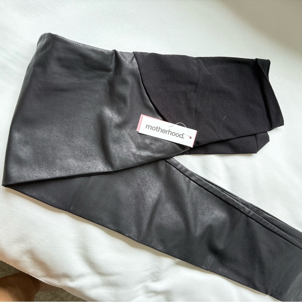Motherhood Black Leggings Sleek and Form-Fitting
